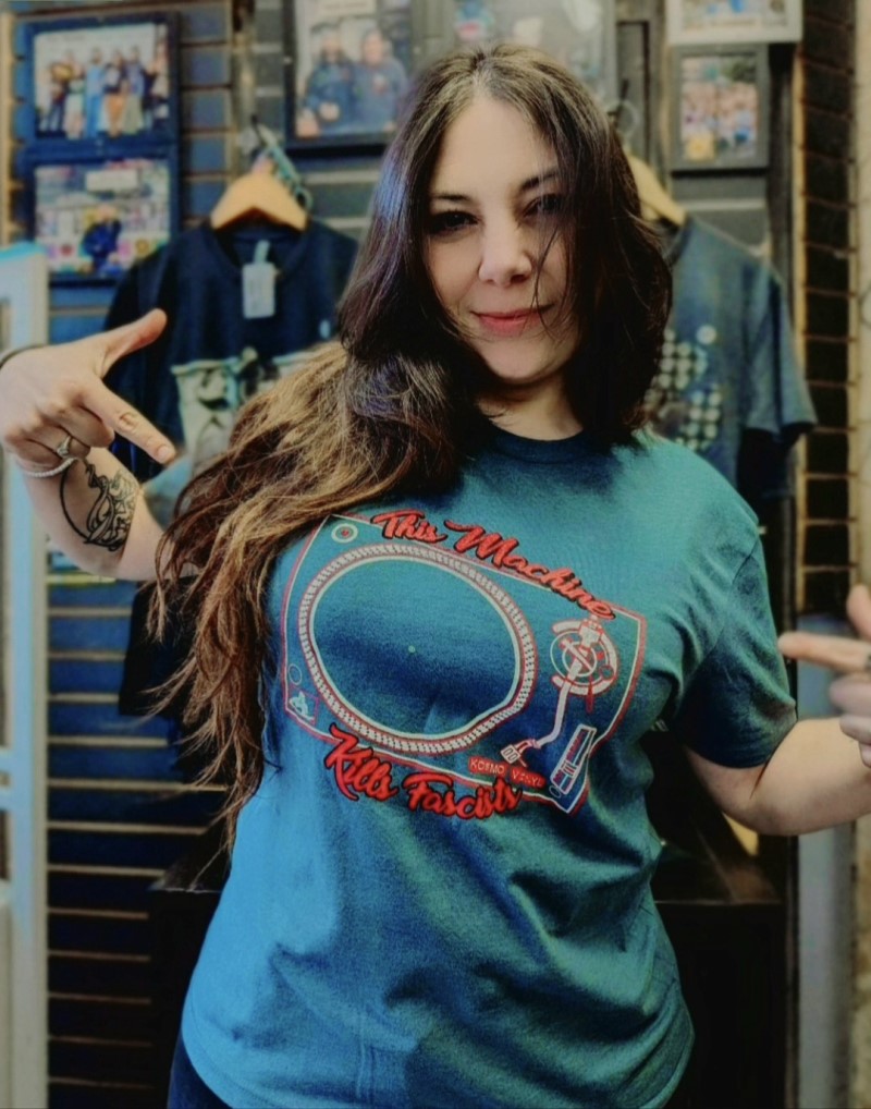 Kosmo Vinyl/This Machine Kills Fascists T-Shirt - Heather Gray@Extra Large